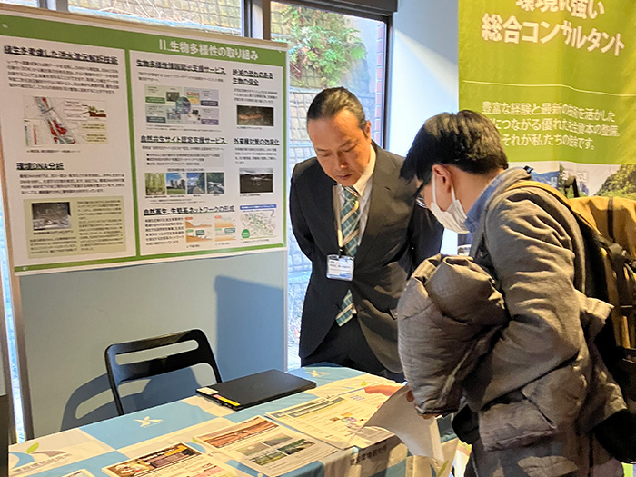 展示物の説明の様子