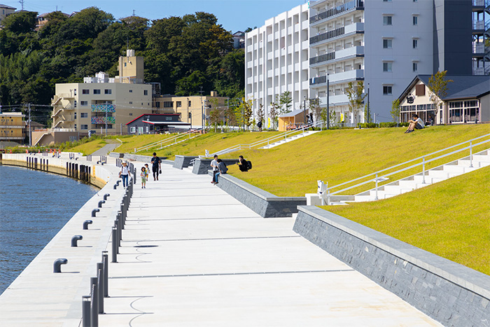 地場産「井内石」を使用した水辺のテラス空間