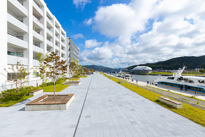 復興住宅と堤防を一体的に整備した広場空間