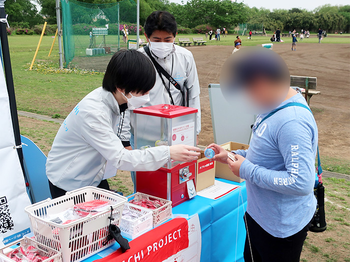 ノベルティ配布（缶バッジ、反射バンド、涼感タオル）