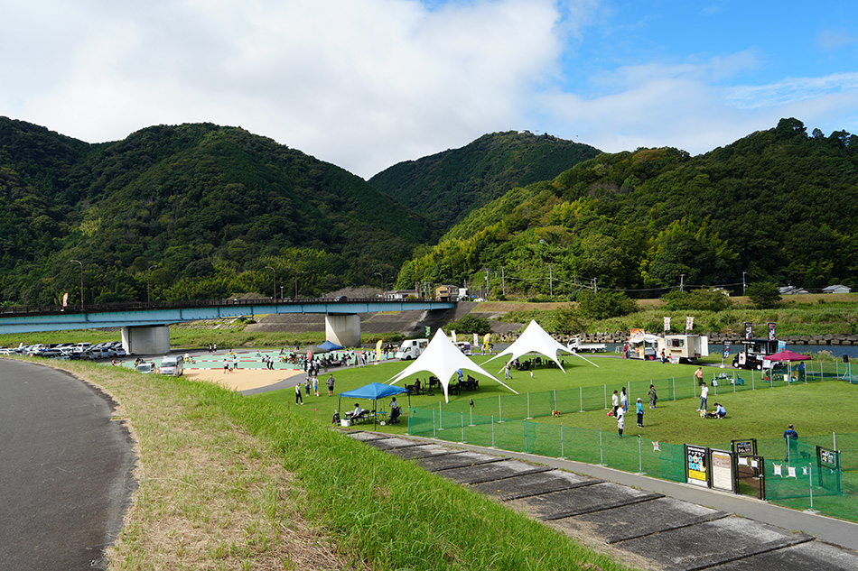 狩野川神島公園「川の駅 伊豆城山」