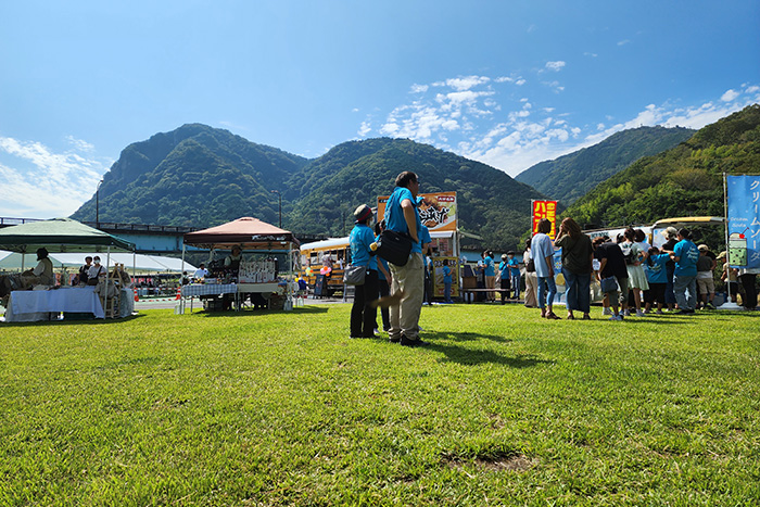 マルシェ（芝生広場）