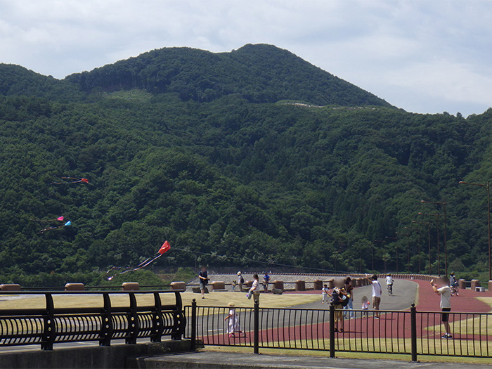 ぐにゃぐにゃ凧工作体験で制作した凧を飛ばす様子