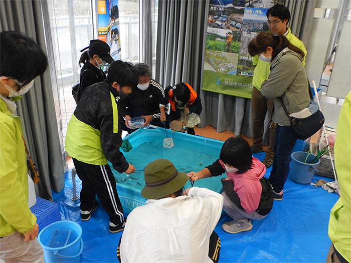 生き物の触れ合い体験の様子（魚類）