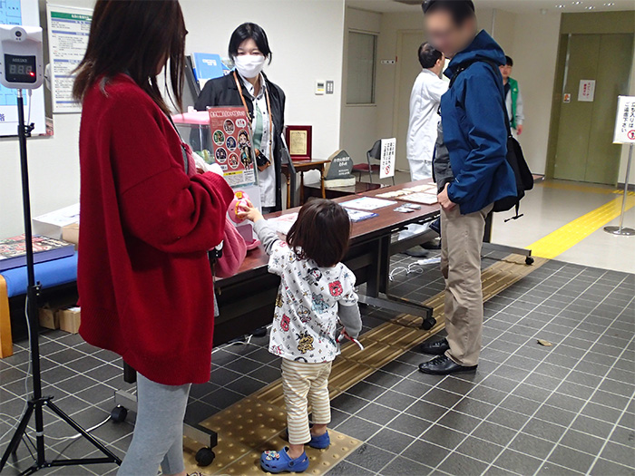 カプセルトイを楽しむ様子