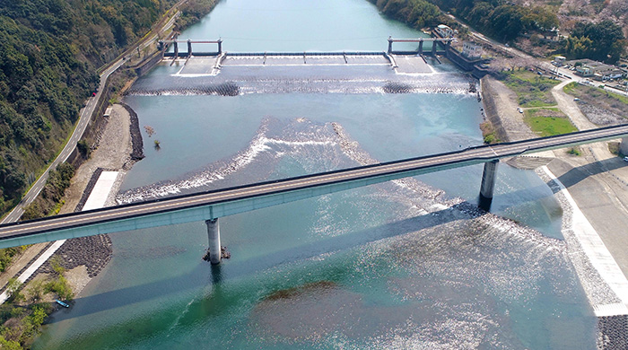 完成した八の字堰