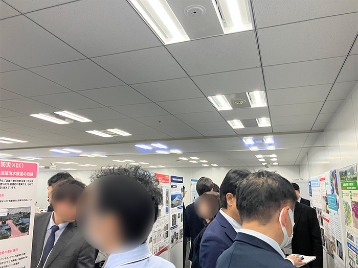 ポスター展示および自由交流の様子