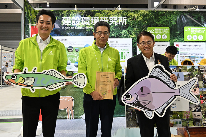 大村愛知県知事がブースに見学に来られました