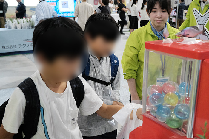 ノベルティ（缶バッジ）の配布の様子