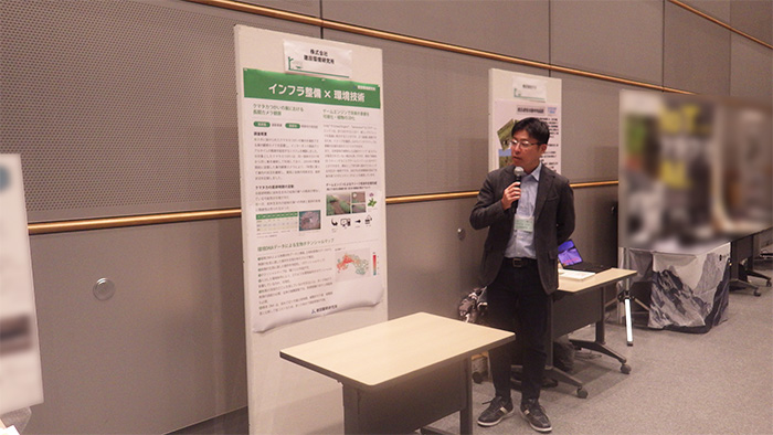 パネル展示での発表の様子